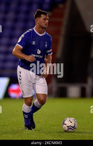 Harrison McGahey von Oldham Athletic während des EFL Trophy-Spiels zwischen Oldham Athletic und Leeds United im Boundary Park, Oldham, am Dienstag, den 28.. September 2021. (Foto von Eddie Garvey/MI News/NurPhoto) Stockfoto