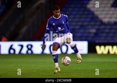 Raphaël Diarra von Oldham Athletic während des EFL-Trophy-Spiels zwischen Oldham Athletic und Leeds United im Boundary Park, Oldham, am Dienstag, den 28.. September 2021. (Foto von Eddie Garvey/MI News/NurPhoto) Stockfoto