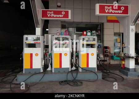 Befüllung von Düsen und Pumpen an einer Shell-Tankstelle in Evosmos Thessaloniki in Griechenland. Shell ist ein anglo-niederländisches multinationales Öl- und Gasunternehmen. Die Tankstelle bietet Benzin, Gas, V-Power, bleifreies E10 und andere Produkte an. Großbritannien steht vor einem Benzinknappproblem und einer Kraftstoffkrise. Thessaloniki, Griechenland am 29. September 2021 (Foto von Nicolas Economou/NurPhoto) Stockfoto