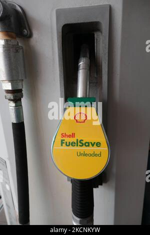 Befüllung von Düsen und Pumpen an einer Shell-Tankstelle in Evosmos Thessaloniki in Griechenland. Shell ist ein anglo-niederländisches multinationales Öl- und Gasunternehmen. Die Tankstelle bietet Benzin, Gas, V-Power, bleifreies E10 und andere Produkte an. Großbritannien steht vor einem Benzinknappproblem und einer Kraftstoffkrise. Thessaloniki, Griechenland am 29. September 2021 (Foto von Nicolas Economou/NurPhoto) Stockfoto