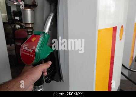 Befüllung von Düsen und Pumpen an einer Shell-Tankstelle in Evosmos Thessaloniki in Griechenland. Shell ist ein anglo-niederländisches multinationales Öl- und Gasunternehmen. Die Tankstelle bietet Benzin, Gas, V-Power, bleifreies E10 und andere Produkte an. Großbritannien steht vor einem Benzinknappproblem und einer Kraftstoffkrise. Thessaloniki, Griechenland am 29. September 2021 (Foto von Nicolas Economou/NurPhoto) Stockfoto