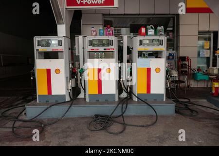 Befüllung von Düsen und Pumpen an einer Shell-Tankstelle in Evosmos Thessaloniki in Griechenland. Shell ist ein anglo-niederländisches multinationales Öl- und Gasunternehmen. Die Tankstelle bietet Benzin, Gas, V-Power, bleifreies E10 und andere Produkte an. Großbritannien steht vor einem Benzinknappproblem und einer Kraftstoffkrise. Thessaloniki, Griechenland am 29. September 2021 (Foto von Nicolas Economou/NurPhoto) Stockfoto