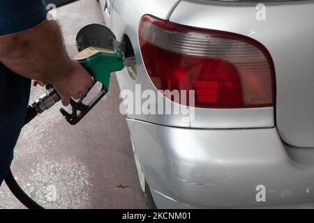 Befüllung von Düsen und Pumpen an einer Shell-Tankstelle in Evosmos Thessaloniki in Griechenland. Shell ist ein anglo-niederländisches multinationales Öl- und Gasunternehmen. Die Tankstelle bietet Benzin, Gas, V-Power, bleifreies E10 und andere Produkte an. Großbritannien steht vor einem Benzinknappproblem und einer Kraftstoffkrise. Thessaloniki, Griechenland am 29. September 2021 (Foto von Nicolas Economou/NurPhoto) Stockfoto