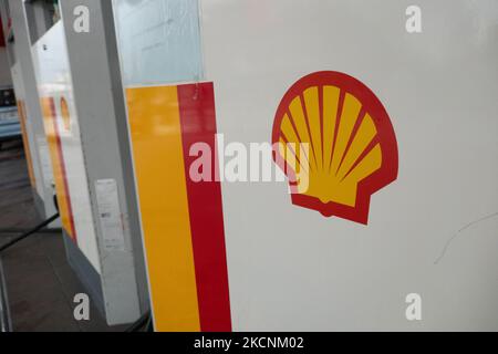 Befüllung von Düsen und Pumpen an einer Shell-Tankstelle in Evosmos Thessaloniki in Griechenland. Shell ist ein anglo-niederländisches multinationales Öl- und Gasunternehmen. Die Tankstelle bietet Benzin, Gas, V-Power, bleifreies E10 und andere Produkte an. Großbritannien steht vor einem Benzinknappproblem und einer Kraftstoffkrise. Thessaloniki, Griechenland am 29. September 2021 (Foto von Nicolas Economou/NurPhoto) Stockfoto