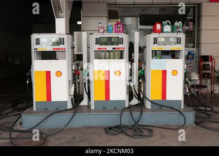 Befüllung von Düsen und Pumpen an einer Shell-Tankstelle in Evosmos Thessaloniki in Griechenland. Shell ist ein anglo-niederländisches multinationales Öl- und Gasunternehmen. Die Tankstelle bietet Benzin, Gas, V-Power, bleifreies E10 und andere Produkte an. Großbritannien steht vor einem Benzinknappproblem und einer Kraftstoffkrise. Thessaloniki, Griechenland am 29. September 2021 (Foto von Nicolas Economou/NurPhoto) Stockfoto