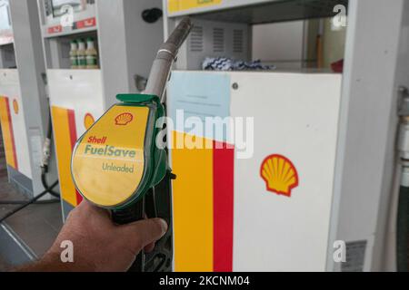 Befüllung von Düsen und Pumpen an einer Shell-Tankstelle in Evosmos Thessaloniki in Griechenland. Shell ist ein anglo-niederländisches multinationales Öl- und Gasunternehmen. Die Tankstelle bietet Benzin, Gas, V-Power, bleifreies E10 und andere Produkte an. Großbritannien steht vor einem Benzinknappproblem und einer Kraftstoffkrise. Thessaloniki, Griechenland am 29. September 2021 (Foto von Nicolas Economou/NurPhoto) Stockfoto