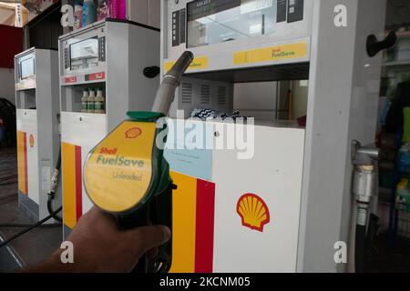 Befüllung von Düsen und Pumpen an einer Shell-Tankstelle in Evosmos Thessaloniki in Griechenland. Shell ist ein anglo-niederländisches multinationales Öl- und Gasunternehmen. Die Tankstelle bietet Benzin, Gas, V-Power, bleifreies E10 und andere Produkte an. Großbritannien steht vor einem Benzinknappproblem und einer Kraftstoffkrise. Thessaloniki, Griechenland am 29. September 2021 (Foto von Nicolas Economou/NurPhoto) Stockfoto
