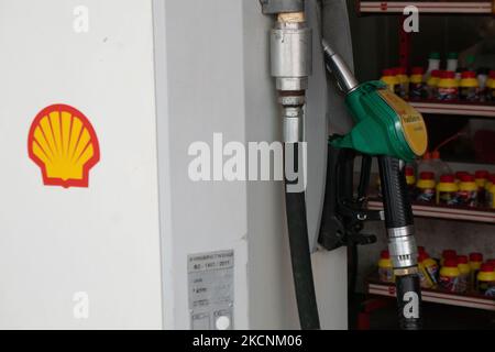 Befüllung von Düsen und Pumpen an einer Shell-Tankstelle in Evosmos Thessaloniki in Griechenland. Shell ist ein anglo-niederländisches multinationales Öl- und Gasunternehmen. Die Tankstelle bietet Benzin, Gas, V-Power, bleifreies E10 und andere Produkte an. Großbritannien steht vor einem Benzinknappproblem und einer Kraftstoffkrise. Thessaloniki, Griechenland am 29. September 2021 (Foto von Nicolas Economou/NurPhoto) Stockfoto