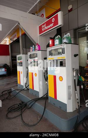 Befüllung von Düsen und Pumpen an einer Shell-Tankstelle in Evosmos Thessaloniki in Griechenland. Shell ist ein anglo-niederländisches multinationales Öl- und Gasunternehmen. Die Tankstelle bietet Benzin, Gas, V-Power, bleifreies E10 und andere Produkte an. Großbritannien steht vor einem Benzinknappproblem und einer Kraftstoffkrise. Thessaloniki, Griechenland am 29. September 2021 (Foto von Nicolas Economou/NurPhoto) Stockfoto