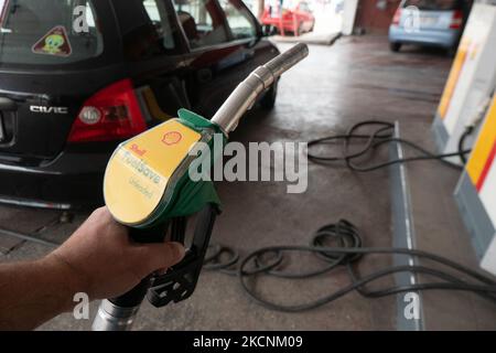Befüllung von Düsen und Pumpen an einer Shell-Tankstelle in Evosmos Thessaloniki in Griechenland. Shell ist ein anglo-niederländisches multinationales Öl- und Gasunternehmen. Die Tankstelle bietet Benzin, Gas, V-Power, bleifreies E10 und andere Produkte an. Großbritannien steht vor einem Benzinknappproblem und einer Kraftstoffkrise. Thessaloniki, Griechenland am 29. September 2021 (Foto von Nicolas Economou/NurPhoto) Stockfoto