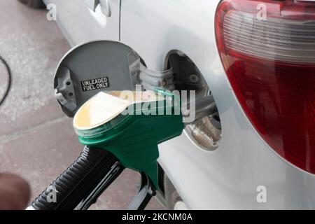 Befüllung von Düsen und Pumpen an einer Shell-Tankstelle in Evosmos Thessaloniki in Griechenland. Shell ist ein anglo-niederländisches multinationales Öl- und Gasunternehmen. Die Tankstelle bietet Benzin, Gas, V-Power, bleifreies E10 und andere Produkte an. Großbritannien steht vor einem Benzinknappproblem und einer Kraftstoffkrise. Thessaloniki, Griechenland am 29. September 2021 (Foto von Nicolas Economou/NurPhoto) Stockfoto