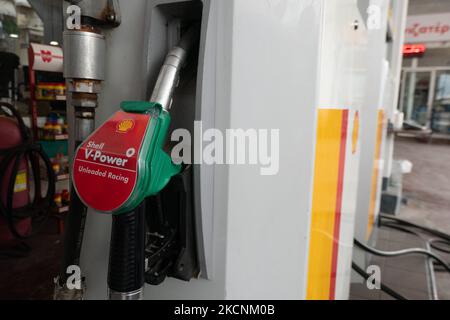 Befüllung von Düsen und Pumpen an einer Shell-Tankstelle in Evosmos Thessaloniki in Griechenland. Shell ist ein anglo-niederländisches multinationales Öl- und Gasunternehmen. Die Tankstelle bietet Benzin, Gas, V-Power, bleifreies E10 und andere Produkte an. Großbritannien steht vor einem Benzinknappproblem und einer Kraftstoffkrise. Thessaloniki, Griechenland am 29. September 2021 (Foto von Nicolas Economou/NurPhoto) Stockfoto