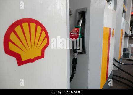Befüllung von Düsen und Pumpen an einer Shell-Tankstelle in Evosmos Thessaloniki in Griechenland. Shell ist ein anglo-niederländisches multinationales Öl- und Gasunternehmen. Die Tankstelle bietet Benzin, Gas, V-Power, bleifreies E10 und andere Produkte an. Großbritannien steht vor einem Benzinknappproblem und einer Kraftstoffkrise. Thessaloniki, Griechenland am 29. September 2021 (Foto von Nicolas Economou/NurPhoto) Stockfoto