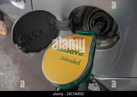 Befüllung von Düsen und Pumpen an einer Shell-Tankstelle in Evosmos Thessaloniki in Griechenland. Shell ist ein anglo-niederländisches multinationales Öl- und Gasunternehmen. Die Tankstelle bietet Benzin, Gas, V-Power, bleifreies E10 und andere Produkte an. Großbritannien steht vor einem Benzinknappproblem und einer Kraftstoffkrise. Thessaloniki, Griechenland am 29. September 2021 (Foto von Nicolas Economou/NurPhoto) Stockfoto