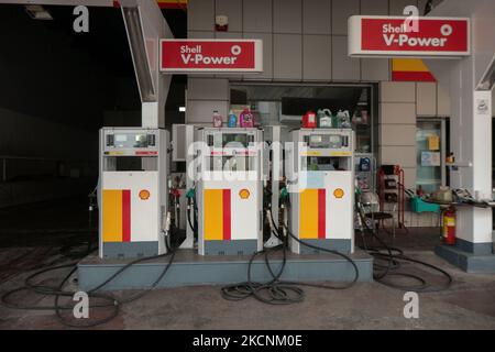 Befüllung von Düsen und Pumpen an einer Shell-Tankstelle in Evosmos Thessaloniki in Griechenland. Shell ist ein anglo-niederländisches multinationales Öl- und Gasunternehmen. Die Tankstelle bietet Benzin, Gas, V-Power, bleifreies E10 und andere Produkte an. Großbritannien steht vor einem Benzinknappproblem und einer Kraftstoffkrise. Thessaloniki, Griechenland am 29. September 2021 (Foto von Nicolas Economou/NurPhoto) Stockfoto