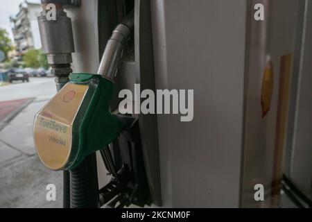 Befüllung von Düsen und Pumpen an einer Shell-Tankstelle in Evosmos Thessaloniki in Griechenland. Shell ist ein anglo-niederländisches multinationales Öl- und Gasunternehmen. Die Tankstelle bietet Benzin, Gas, V-Power, bleifreies E10 und andere Produkte an. Großbritannien steht vor einem Benzinknappproblem und einer Kraftstoffkrise. Thessaloniki, Griechenland am 29. September 2021 (Foto von Nicolas Economou/NurPhoto) Stockfoto