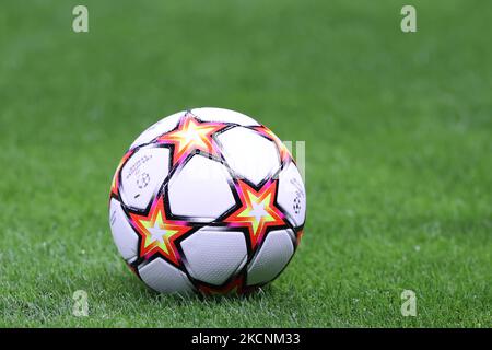 Offizieller Adidas Champions League Matchball während der UEFA Champions League 2021/22 Gruppenphase - Gruppe B Fußballspiel zwischen AC Mailand und Club Atletico de Madrid am 28. September 2021 im Giuseppe Meazza Stadion, Mailand, Italien (Foto: Fabrizio Carabelli/LiveMedia/NurPhoto) Stockfoto