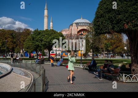 Besucher der Hagia Sophia in Istanbul, Türkei, am 28. September 2021. (Foto von Erhan Demirtas/NurPhoto) Stockfoto