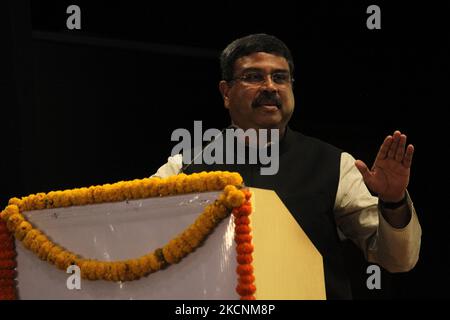 Die Bildungsministerin der Union und die Ministerin für Kompetenzentwicklung und Unternehmertum Dharmendra Pradhan sprechen am 29. September 2021 in Neu-Delhi, Indien. (Foto von Mayank Makhija/NurPhoto) Stockfoto