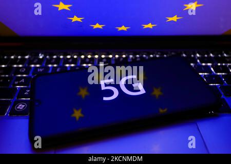 Auf dem Smartphone-Bildschirm ist das Zeichen 5G mit der Flagge der Europäischen Union im Hintergrund zu sehen, auf diesem Bild, das am 29. September 2021 in Krakau, Polen, aufgenommen wurde. (Foto von Beata Zawrzel/NurPhoto) Stockfoto