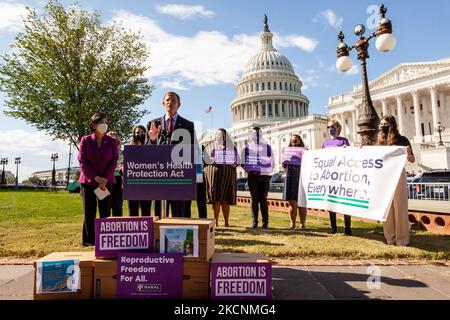 Die Kongressabgeordnete Judy Chu (D-CA) hört zu, wie Senatorin Richard Blumenthal (D-CT) auf einer Pressekonferenz über den Zugang zu Abtreibungen und das Frauengesundheitsschutzgesetz spricht. (Foto von Allison Bailey/NurPhoto) Stockfoto