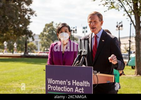 Die Kongressabgeordnete Judy Chu (D-CA) hört zu, wie Senatorin Richard Blumenthal (D-CT) auf einer Pressekonferenz über den Zugang zu Abtreibungen und das Frauengesundheitsschutzgesetz spricht. (Foto von Allison Bailey/NurPhoto) Stockfoto