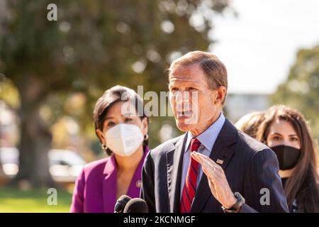 Die Kongressabgeordnete Judy Chu (D-CA) hört zu, wie Senatorin Richard Blumenthal (D-CT) auf einer Pressekonferenz über den Zugang zu Abtreibungen und das Frauengesundheitsschutzgesetz spricht. (Foto von Allison Bailey/NurPhoto) Stockfoto