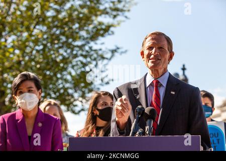 Die Kongressabgeordnete Judy Chu (D-CA) hört zu, wie Senatorin Richard Blumenthal (D-CT) auf einer Pressekonferenz über den Zugang zu Abtreibungen und das Frauengesundheitsschutzgesetz spricht. (Foto von Allison Bailey/NurPhoto) Stockfoto