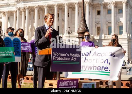 Senator Richard Blumenthal (D-CT) spricht auf einer Pressekonferenz über den Zugang zu Abtreibungen und das Frauengesundheitsschutzgesetz. (Foto von Allison Bailey/NurPhoto) Stockfoto