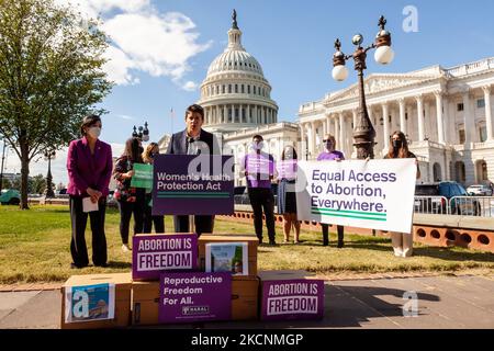 Die Kongressabgeordnete Judy Chu (D-CA) hört zu, wie Jamie Manson von Catholics for Choice auf einer Pressekonferenz über den Zugang zu Abtreibungen und das Women's Health Protection Act spricht. (Foto von Allison Bailey/NurPhoto) Stockfoto