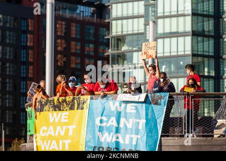 West Virginians protestieren vor Senator Joe Manchins Hausboot, Almost Heaven, im Yachthafen von Washington. Demonstranten drängen ihn, den Build Back Better Act (auch bekannt als Versöhnungsbudget) und seine Investitionen in Gesundheitsversorgung, Bürgerschaft und Klimablösungen zu verabschieden. (Foto von Allison Bailey/NurPhoto) Stockfoto