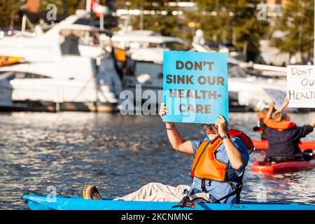 West Virginians protestieren vor Senator Joe Manchins Hausboot, Almost Heaven, im Yachthafen von Washington. Demonstranten drängen ihn, den Build Back Better Act (auch bekannt als Versöhnungsbudget) und seine Investitionen in Gesundheitsversorgung, Bürgerschaft und Klimablösungen zu verabschieden. (Foto von Allison Bailey/NurPhoto) Stockfoto