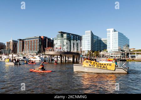 West Virginians protestieren vor Senator Joe Manchins Hausboot, Almost Heaven, im Yachthafen von Washington. Demonstranten drängen ihn, den Build Back Better Act (auch bekannt als Versöhnungsbudget) und seine Investitionen in Gesundheitsversorgung, Bürgerschaft und Klimablösungen zu verabschieden. (Foto von Allison Bailey/NurPhoto) Stockfoto