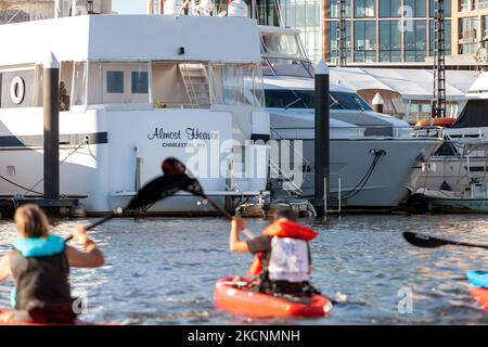 West Virginians protestieren vor Senator Joe Manchins Hausboot, Almost Heaven, im Yachthafen von Washington. Demonstranten drängen ihn, den Build Back Better Act (auch bekannt als Versöhnungsbudget) und seine Investitionen in Gesundheitsversorgung, Bürgerschaft und Klimablösungen zu verabschieden. (Foto von Allison Bailey/NurPhoto) Stockfoto