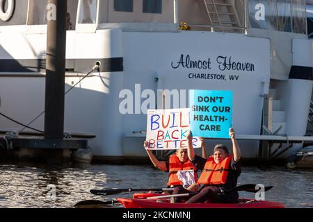 West Virginians protestieren vor Senator Joe Manchins Hausboot, Almost Heaven, im Yachthafen von Washington. Demonstranten drängen ihn, den Build Back Better Act (auch bekannt als Versöhnungsbudget) und seine Investitionen in Gesundheitsversorgung, Bürgerschaft und Klimablösungen zu verabschieden. (Foto von Allison Bailey/NurPhoto) Stockfoto