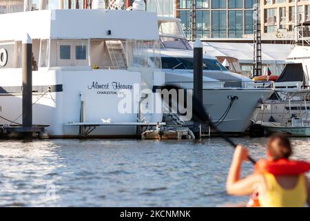 West Virginians protestieren vor Senator Joe Manchins Hausboot, Almost Heaven, im Yachthafen von Washington. Demonstranten drängen ihn, den Build Back Better Act (auch bekannt als Versöhnungsbudget) und seine Investitionen in Gesundheitsversorgung, Bürgerschaft und Klimablösungen zu verabschieden. (Foto von Allison Bailey/NurPhoto) Stockfoto