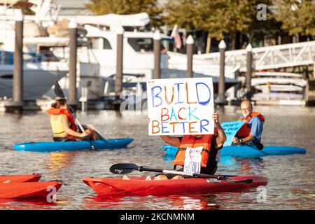 West Virginians protestieren vor Senator Joe Manchins Hausboot, Almost Heaven, im Yachthafen von Washington. Demonstranten drängen ihn, den Build Back Better Act (auch bekannt als Versöhnungsbudget) und seine Investitionen in Gesundheitsversorgung, Bürgerschaft und Klimablösungen zu verabschieden. (Foto von Allison Bailey/NurPhoto) Stockfoto