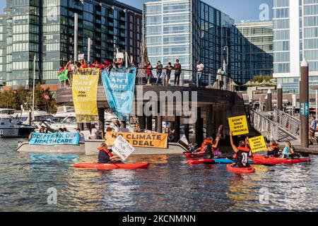 West Virginians protestieren vor Senator Joe Manchins Hausboot, Almost Heaven, im Yachthafen von Washington. Demonstranten drängen ihn, den Build Back Better Act (auch bekannt als Versöhnungsbudget) und seine Investitionen in Gesundheitsversorgung, Bürgerschaft und Klimablösungen zu verabschieden. (Foto von Allison Bailey/NurPhoto) Stockfoto