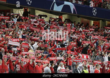 Benfica-Fans beim UEFA Champions League-Spiel der Gruppe E zwischen SL Benfica und dem FC Barcelona im Estadio da Luz, am 29. September 2021, Lissabon, Portugal (Foto: Valter Gouveia/NurPhoto) Stockfoto