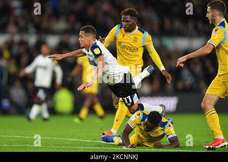 Ravel Morrison aus Derby County fällt während des Sky Bet Championship-Spiels zwischen Derby County und Reading im Pride Park, Derby, am Mittwoch, dem 29.. September 2021 über Andy Yiadom aus Reading. (Foto von Jon Hobley/MI News/NurPhoto) Stockfoto