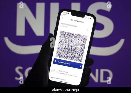 Die Scotlands Vaccine Passport App ist auf einem Smartphone-Bildschirm mit dem schottischen NHS-Logo im Hintergrund zu sehen, auf diesem Bild, das am 30. September 2021 in Glasgow, Schottland, aufgenommen wurde. (Foto von Ewan Bootman/NurPhoto) Stockfoto