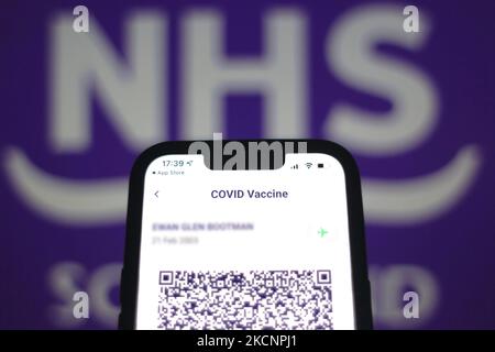 Die Scotlands Vaccine Passport App ist auf einem Smartphone-Bildschirm mit dem schottischen NHS-Logo im Hintergrund zu sehen, auf diesem Bild, das am 30. September 2021 in Glasgow, Schottland, aufgenommen wurde. (Foto von Ewan Bootman/NurPhoto) Stockfoto