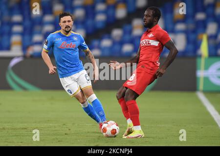 Victor Moses vom FC Spartak Moscow kämpft am 30. September 2021 im Stadio Diego Armando Maradona Naples Italy mit Mario Rui vom SSC Napoli im UEFA Europa League Group C-Spiel zwischen SSC Napoli und FC Spartak Moscow um den Ball. (Foto von Franco Romano/NurPhoto) Stockfoto