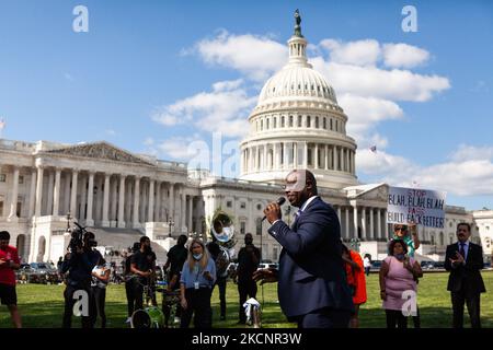 Der Kongressabgeordnete Jamaal Bowman (D-NY) spricht bei einem Protest vor dem US-Kapitol, veranstaltet von People’s Watch. Demonstranten sind seit Montag, dem 27. September, im Capitol und planen, den Protest fortzusetzen, bis der Kongress den Build Back Better Act (auch bekannt als Versöhnungsbudget) und seine Investitionen in Gesundheitsversorgung, Bürgerschaft und Klimalösungen verabschiedet. (Foto von Allison Bailey/NurPhoto) Stockfoto