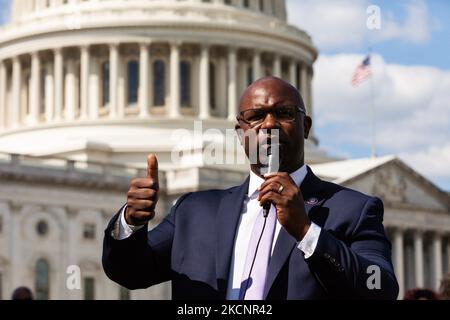 Der Kongressabgeordnete Jamaal Bowman (D-NY) spricht bei einem Protest vor dem US-Kapitol, veranstaltet von People’s Watch. Demonstranten sind seit Montag, dem 27. September, im Capitol und planen, den Protest fortzusetzen, bis der Kongress den Build Back Better Act (auch bekannt als Versöhnungsbudget) und seine Investitionen in Gesundheitsversorgung, Bürgerschaft und Klimalösungen verabschiedet. (Foto von Allison Bailey/NurPhoto) Stockfoto