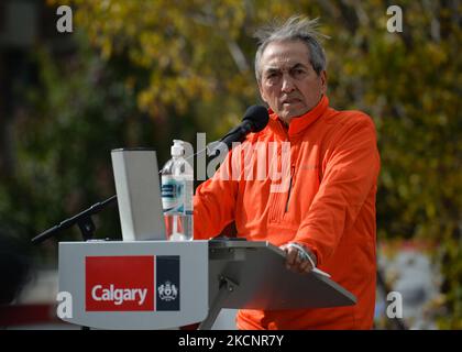 Phil Fontaine, ein kanadischer Aborigine-Anführer und ehemaliger nationaler Leiter der Versammlung der Ersten Nationen, spricht während einer offiziellen Zeremonie im Freien in Fort Calgary, während die Stadt Calgary des Orange Shirt Day gedenkt und den ersten nationalen Tag für Wahrheit und Versöhnung (ein gesetzlicher Feiertag des Bundes) beobachtet. Am Donnerstag, den 30. September 2021, in Fort Calgary, Calgary, Alberta, Kanada. (Foto von Artur Widak/NurPhoto) Stockfoto