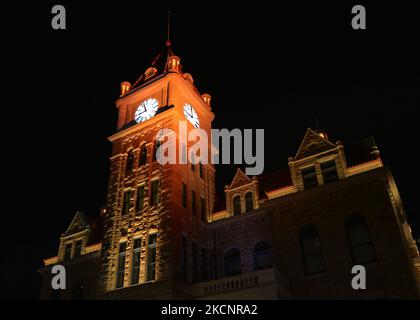 Das historische Rathaus von Calgary wurde orange beleuchtet, um den ersten nationalen Tag für Wahrheit und Versöhnung zu begehen, einen Tag, an dem die verlorenen Kinder und Überlebenden von Wohnschulen, ihre Familien und Gemeinden geehrt werden. Am Donnerstag, den 30. September 2021, in Fort Calgary, Calgary, Alberta, Kanada. (Foto von Artur Widak/NurPhoto) Stockfoto