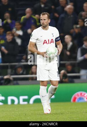 Tottenham Hotspur's Harry Kane mit Hattrickball während der Europa Conference League Group G zwischen Tottenham Hotspur und Nogometna sola Mura im Tottenham Hotspur Stadion, London, England am 30.. September 2021 (Foto by Action Foto Sport/NurPhoto) Stockfoto