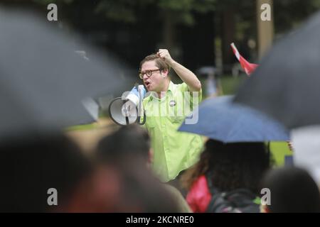 Der Regen hält die Studenten der University of Houston nicht davon ab, sich am 30.. September 2021 in Butler Plaza zu versammeln, um gegen das Gesetz 8 des Senats von Texas zu protestieren, das Abtreibung nach sechs Wochen Schwangerschaft verbietet. (Foto von Reginald Mathalone/NurPhoto) Stockfoto