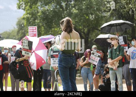 Der Regen hält die Studenten der University of Houston nicht davon ab, sich am 30.. September 2021 in Butler Plaza zu versammeln, um gegen das Gesetz 8 des Senats von Texas zu protestieren, das Abtreibung nach sechs Wochen Schwangerschaft verbietet. (Foto von Reginald Mathalone/NurPhoto) Stockfoto